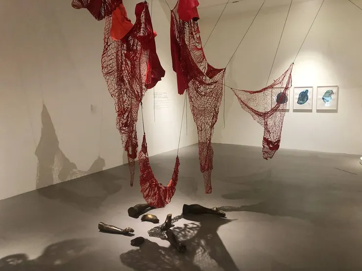 〈外在化的身體〉,2019/2021, 牛皮、青銅,尺寸依空間而定,照片攝於台北市立美館展場。
