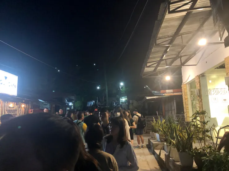 印象中是半夜四點,然後超多人!!大家為了看鯨鯊不惜犧牲自己的睡眠💤