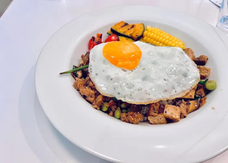 「自然熟」烤蔬菜打拋肉飯+半熟蛋