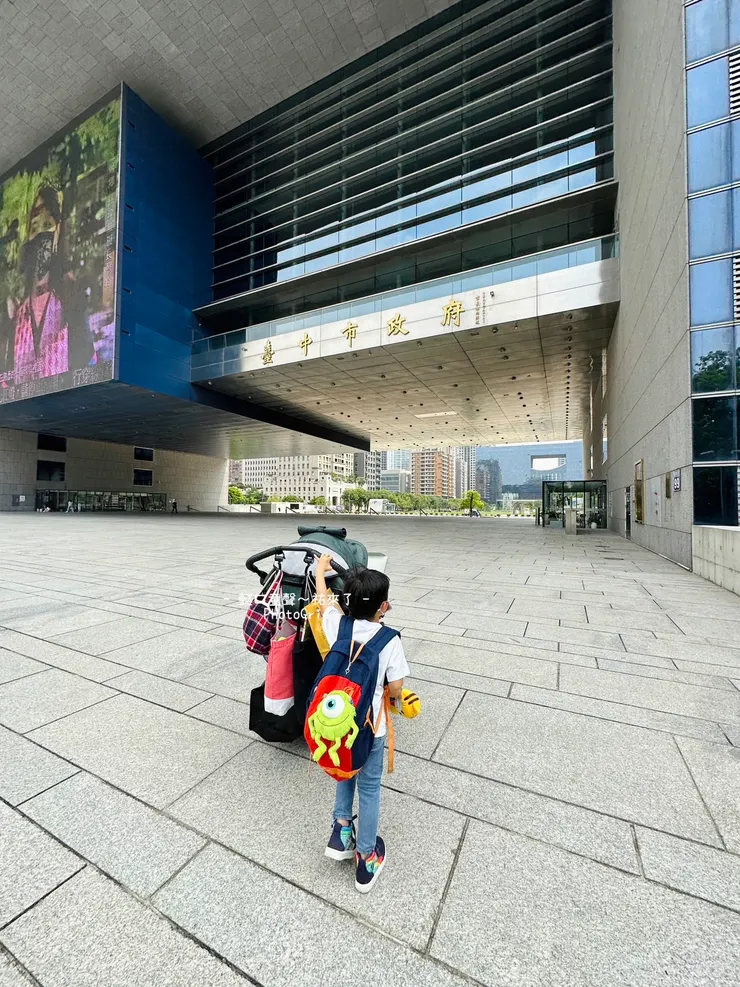 臺中願景館在這裡。這裡是台灣大道往市政府方向拍攝。左側為文心樓，右側為惠中樓。