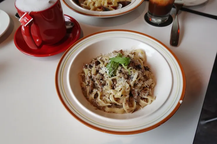 蛋黃松露肉醬(牛)麵  NT$350  |  芝麻葉、雞蛋、松露肉醬、羊奶乾酪、手工麵