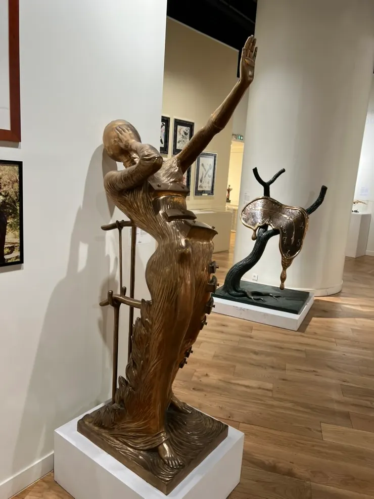 著火的女人（Woman aflame），她身上有好多抽屜啊，身上冒出的火焰則被身後的拐杖支撐著。