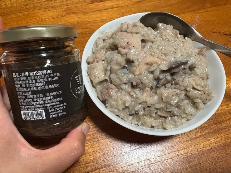 松露野菇雞腿燉飯。松露醬好貴,要省著用,哈哈~