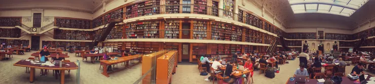 這裡安靜得像能聽見內心的聲音,也擁擠得像每個人都在心中拼命找出口。真正的深呼吸,也許正是在這樣的寂靜裡才會出現。