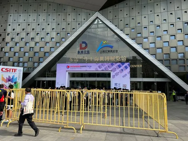 展商與觀眾的入場是同一入口, 大家擠在門口, 因為只有4台可以刷進的機器