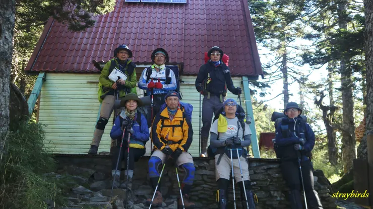 回到山屋吃完早餐，在此與黃家小隊互留通訊方式告別，今日黃家小隊要由黑森林水管路下七卡山莊，我們則是要推進到翠池山屋。