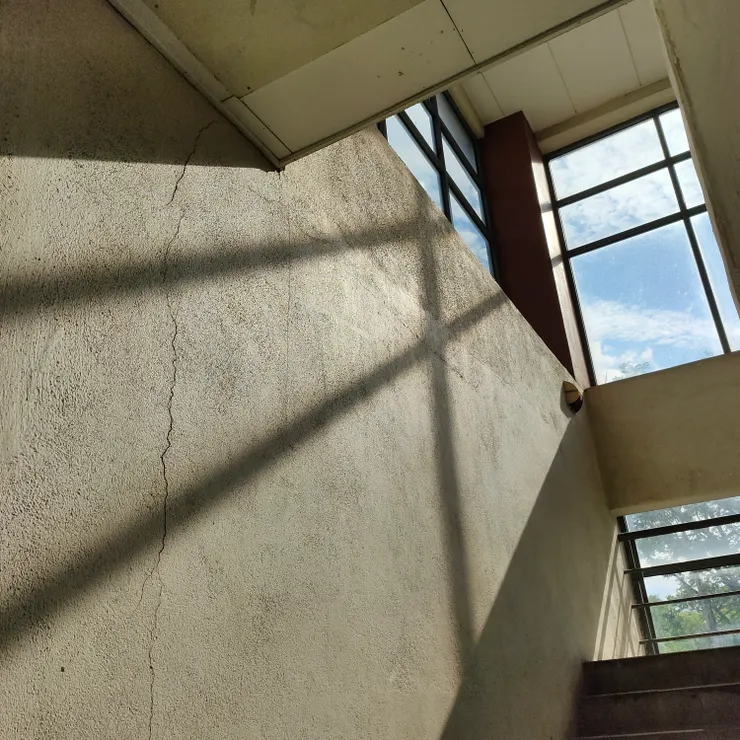 攝於cafe旁，窗外有藍天