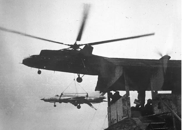 北越第一架米格21PFM正由米-6直升機吊運到機場。