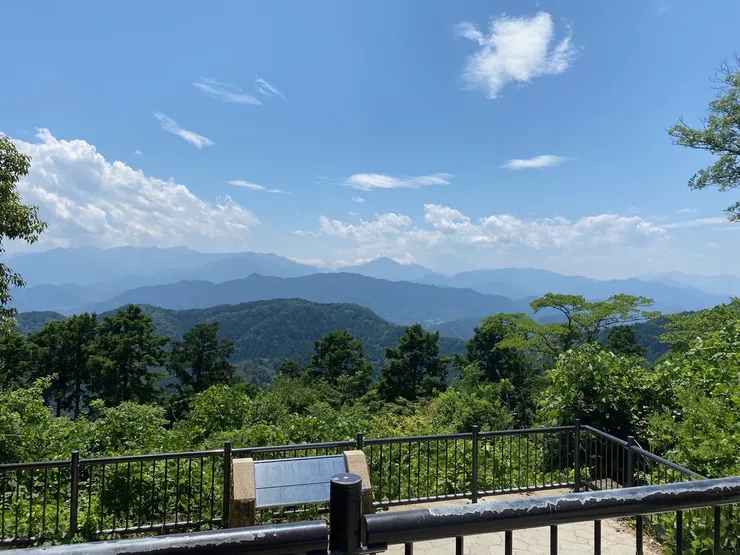 明明太陽很大，但遠方的雲還是太多，富士山若隱若現。