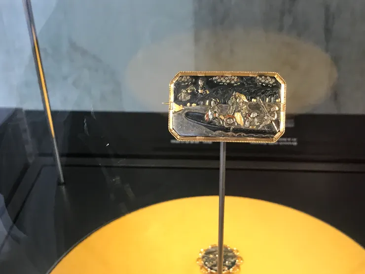 雖然這件沒有魚子地，但我實在很訝異色彩很鮮艷瑰麗。這真的是100多年前的物品嗎？