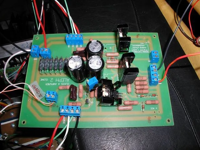 上圖是PCB上電測試的照片,由於組裝時過於自信,陰錯陽差之下,上電後發現大約五秒就會燒保險絲.....