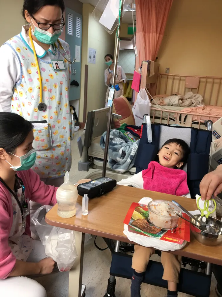 住院的狀態偶而能這樣笑是恩典。~每個孩子都要好好的。