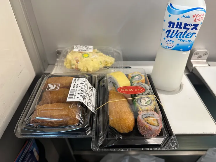 我在日本超市最愛買豆皮壽司跟蛋沙拉，好好吃