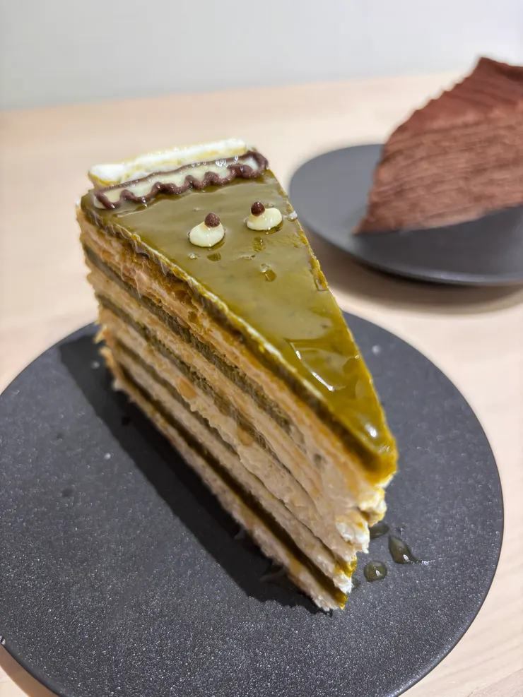 萬聖節版開心果千層+後面躲著巧克力千層