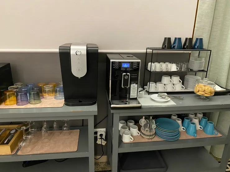 公共區域的咖啡機跟冷水機