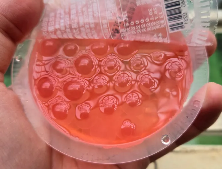 如果是比較敏感的人的話應該會密集恐懼症發作吧，不過不知為何一打開時我聯想到了青蛙下蛋WWW