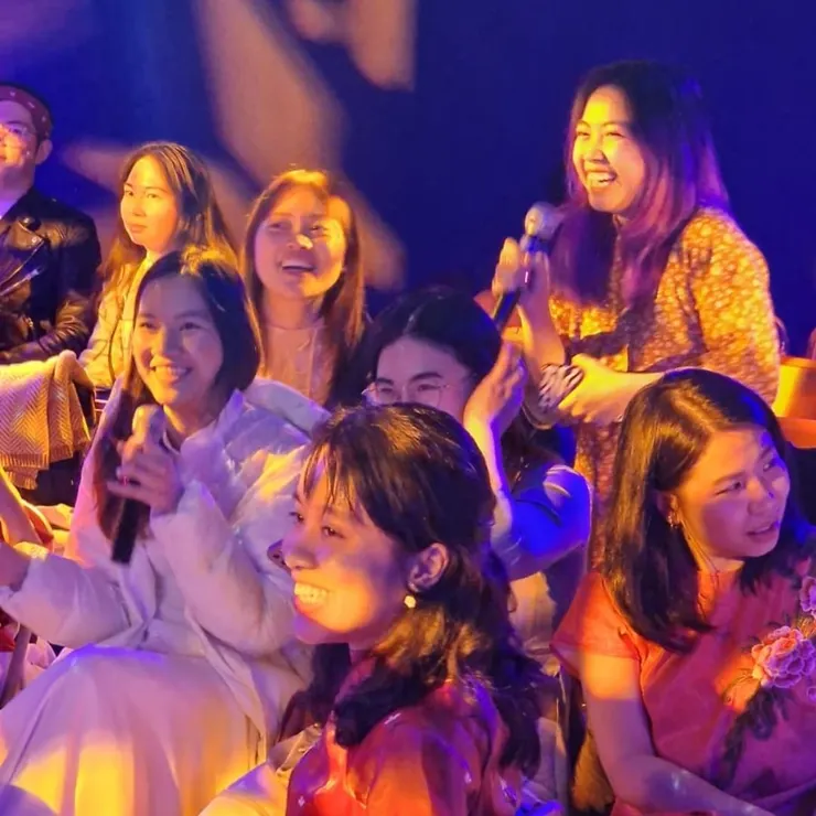 可以發現出席活動的亞洲學生們都超愛唱歌，只是剛開始怕生，唱了幾首後大家都紛紛點歌！