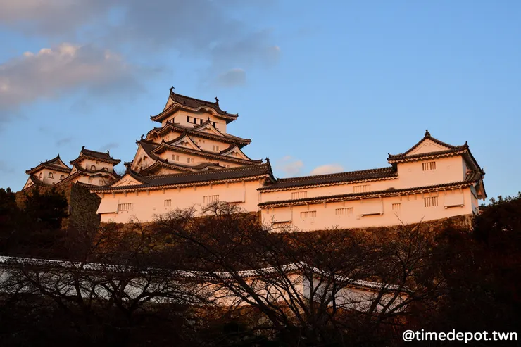 夕陽餘暉將白鷺城染成橘黃色，美不勝收！