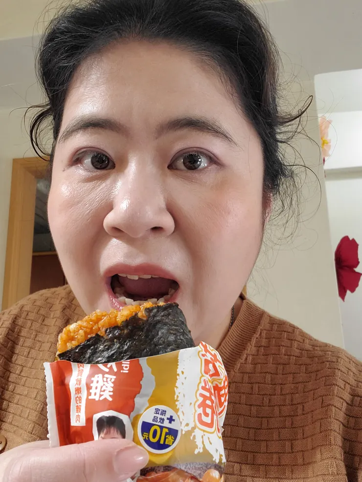 一口咬下去甜辣的口感喔!!