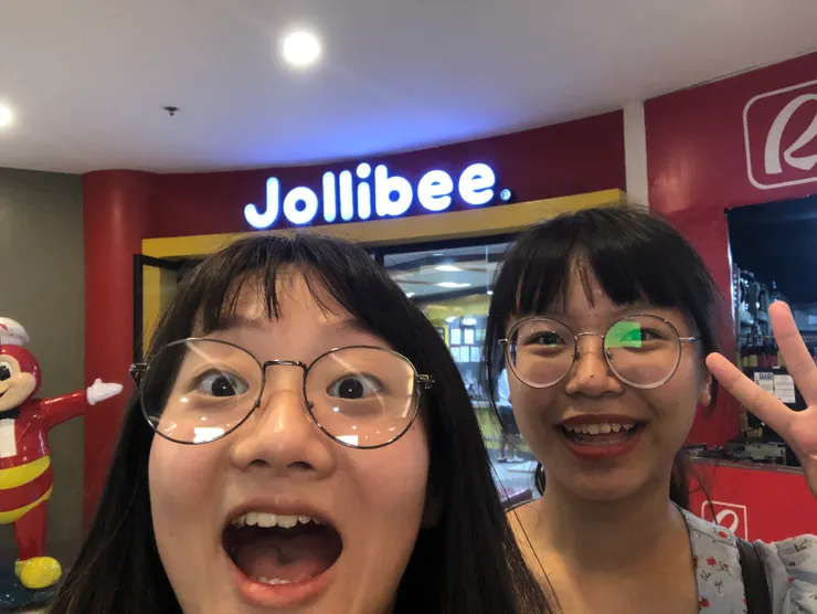 跟當地有名的速食店拍照,但沒進去吃