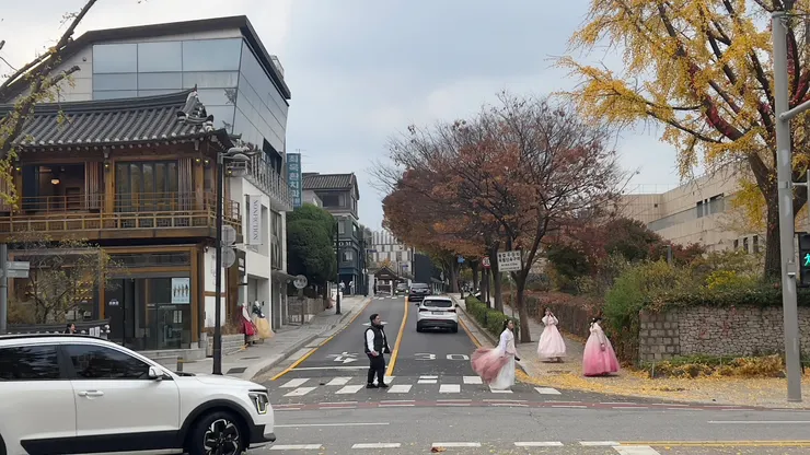 街口韓屋很醒目，穿韓服的遊客多起來了。