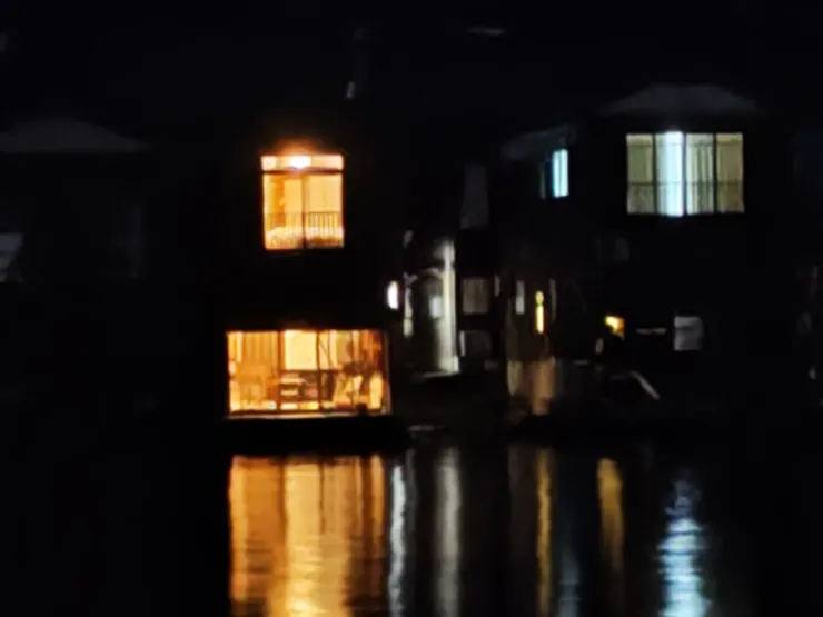 港邊的舟屋倒影