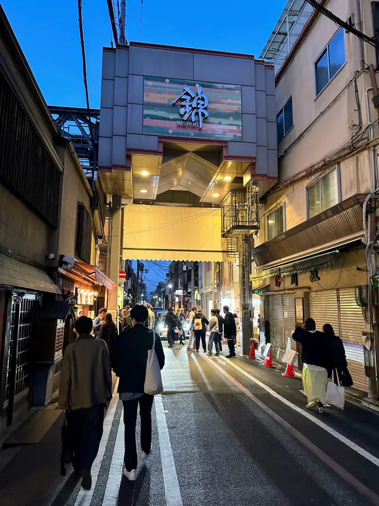 這天到達錦市場的時候已經是晚上的時刻