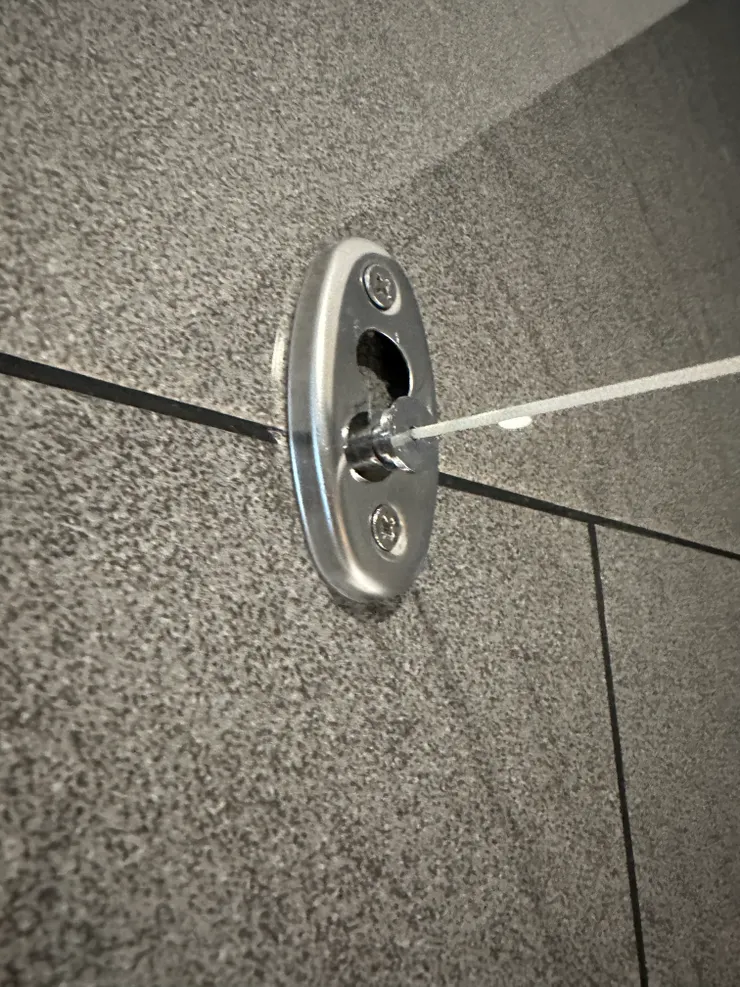 拉出線後固定在對面小孔