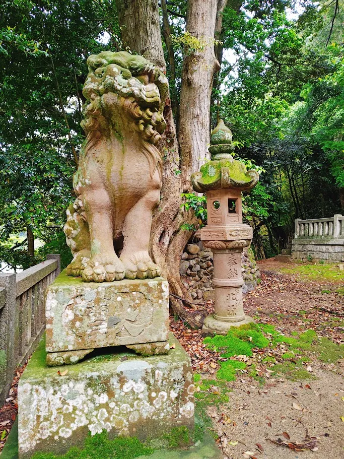 伊根八坂神社 哞形狛犬