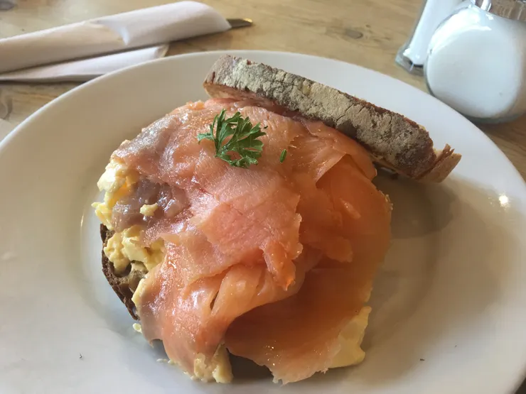 點了一份我最愛的煙燻生鮭魚三明治。