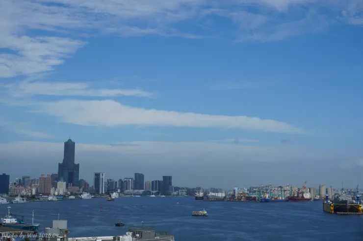 高雄港,可以看到許多知名地標