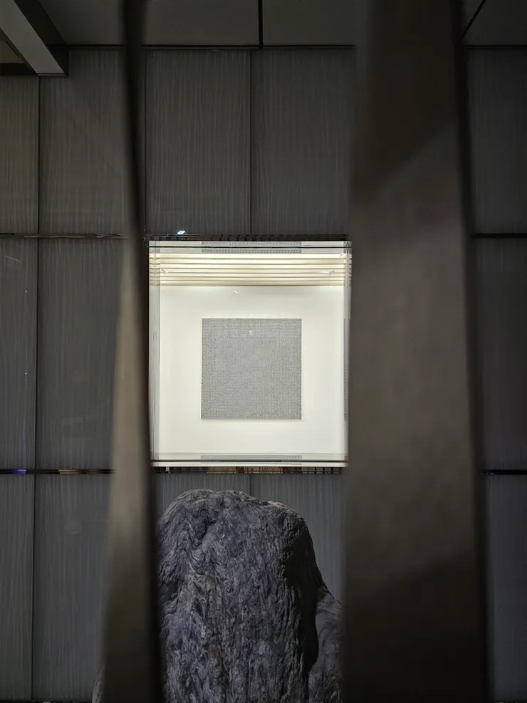 中國園林以石為山、開窗借景的手法被運用在TAO ART的空間營造中。