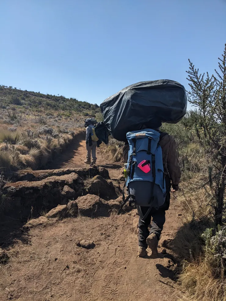 背那麼重但每個都走很快的師兄們