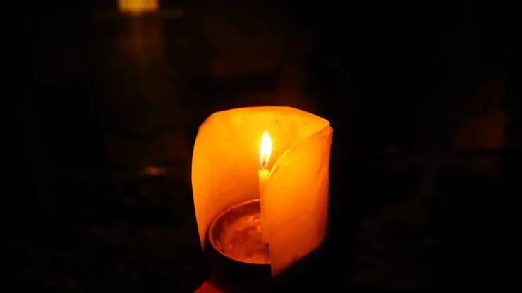 海蝕洞內部昏暗，提供蠟燭讓旅客照路