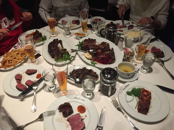 這美式的牛排份量大到咱們 7 個成人都吃不完