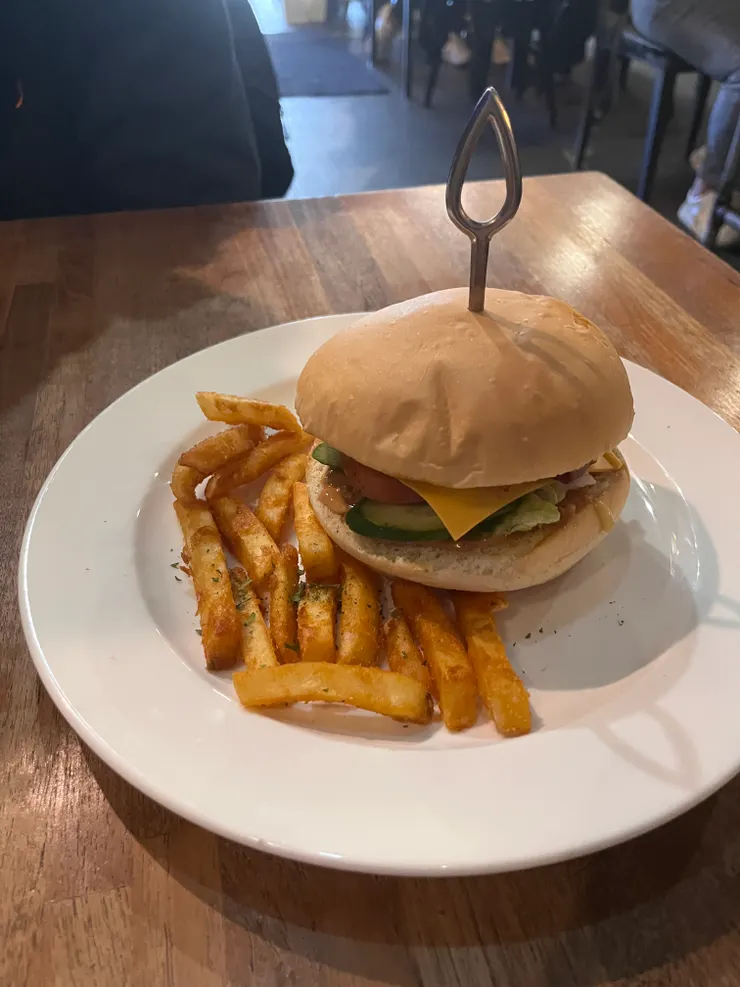 花生培根堡附薯條 150元