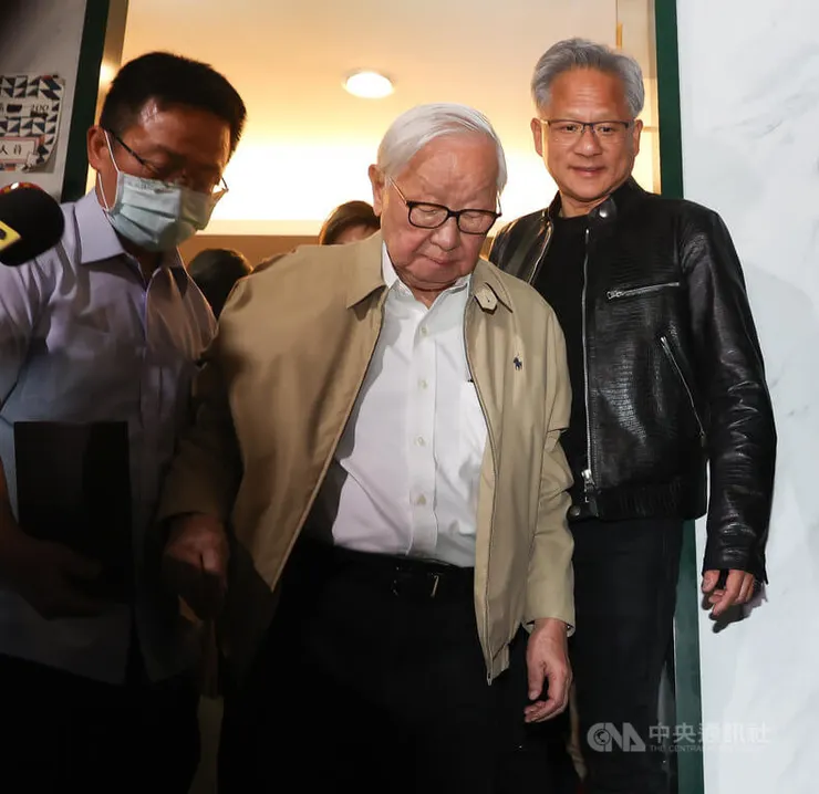 近看張忠謀眼鏡，精緻細節，文藝感點滿。