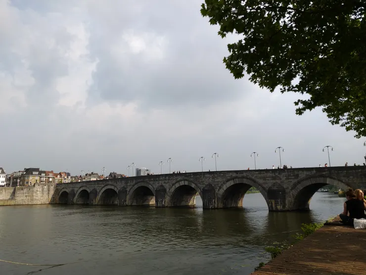 建成於13世紀的聖瑟法斯橋，橫跨在馬斯河之上