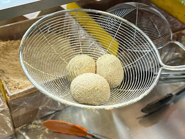 *(淡水美食)七小妞沾醬麻糬~抹茶沾醬、紫薯沾醬、豆乳沾醬~