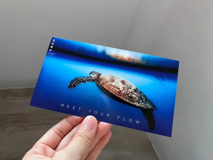 會先在店家寫好防水明信片再帶到海裡拍照 浮潛的話沒辦法到郵筒旁邊拍 也不會把信投進郵筒喔 因為怕信會被海流沖走 店家會拿回來再幫忙郵寄~