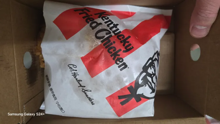 盒子打開裡面還有一個包裝紙