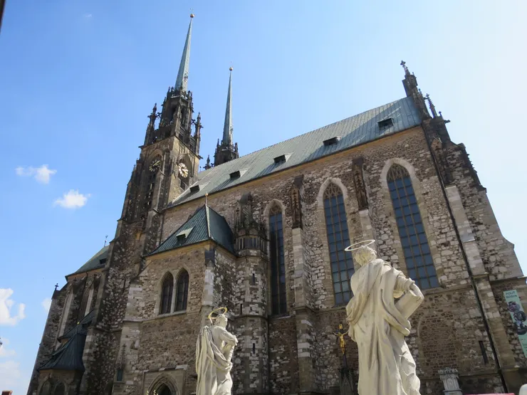 Petrov教堂下的兩尊神像，就是聖彼得與聖保羅