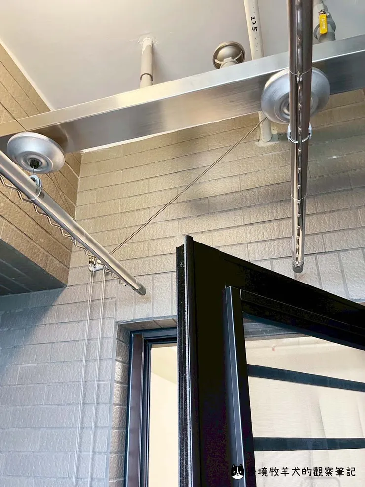 工作陽台的門往外開，會跟晾衣架搶空間