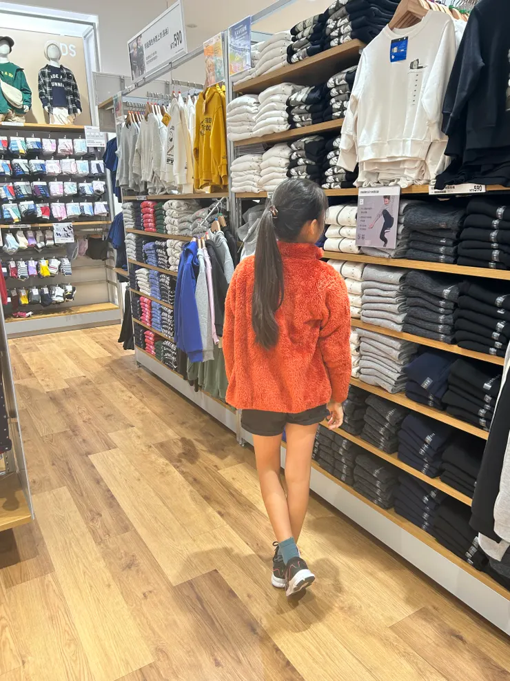 橘紅色（我叫他紅毛猩猩）