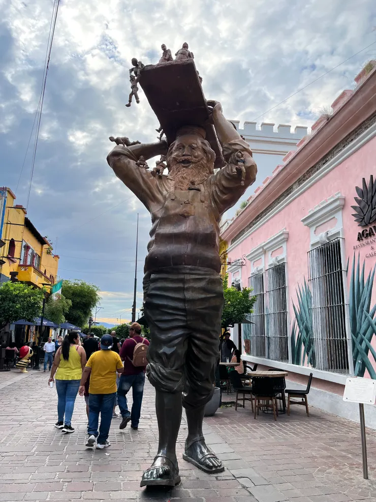 Tlaquepaque路上的可愛雕像