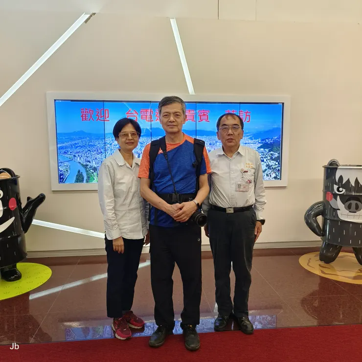 【北部展示館見證核能興衰 小會學弟妹忽感頂上白禿!JB與在展示館工作的學弟妹合影。】