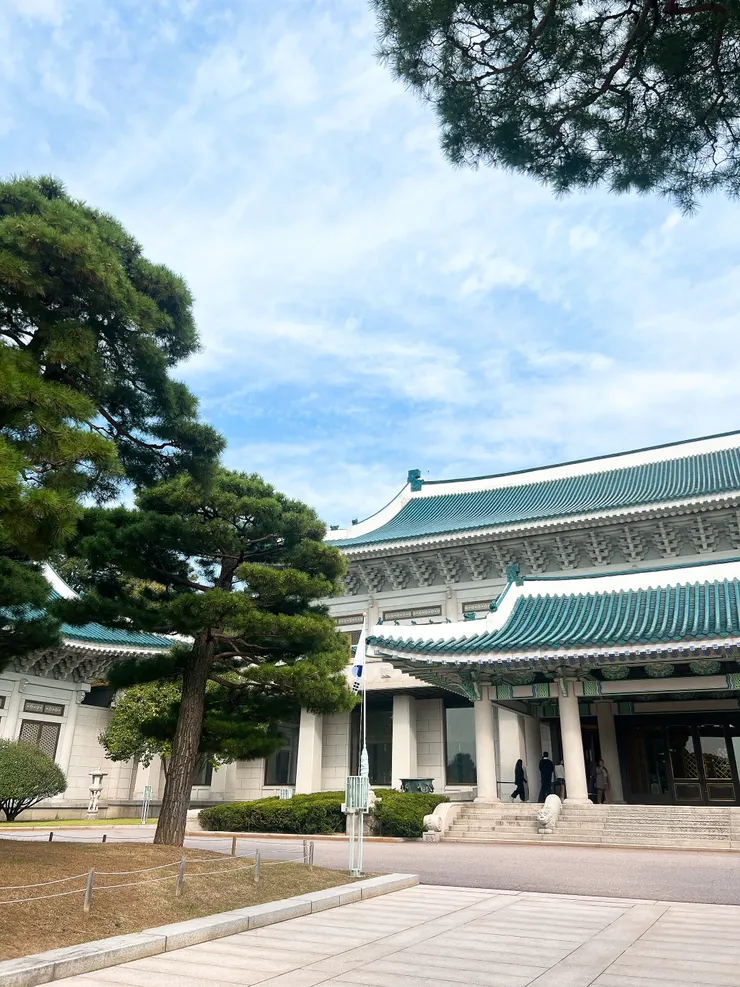 青瓦台也滿推薦去走一走的，但如果可以參加day tour之類的導覽團會更好，現場沒有導覽機也沒有定時導覽，覺得算是比較可惜的地方～