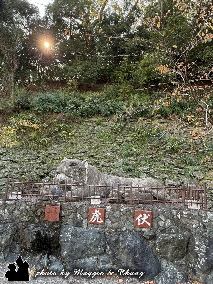 和歌山城建於於虎伏山上, 所以又稱為虎伏城, 而紀の川流經和歌山城的北部, 為城堡提供天然的護城河