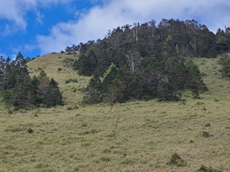 紅色點是山友，他們上坡也真快好難追
