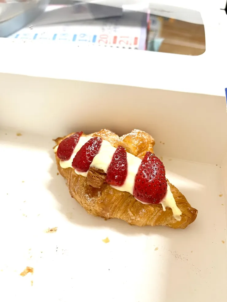 草莓寶石可頌,顏色跟亮度都調過的照騙。